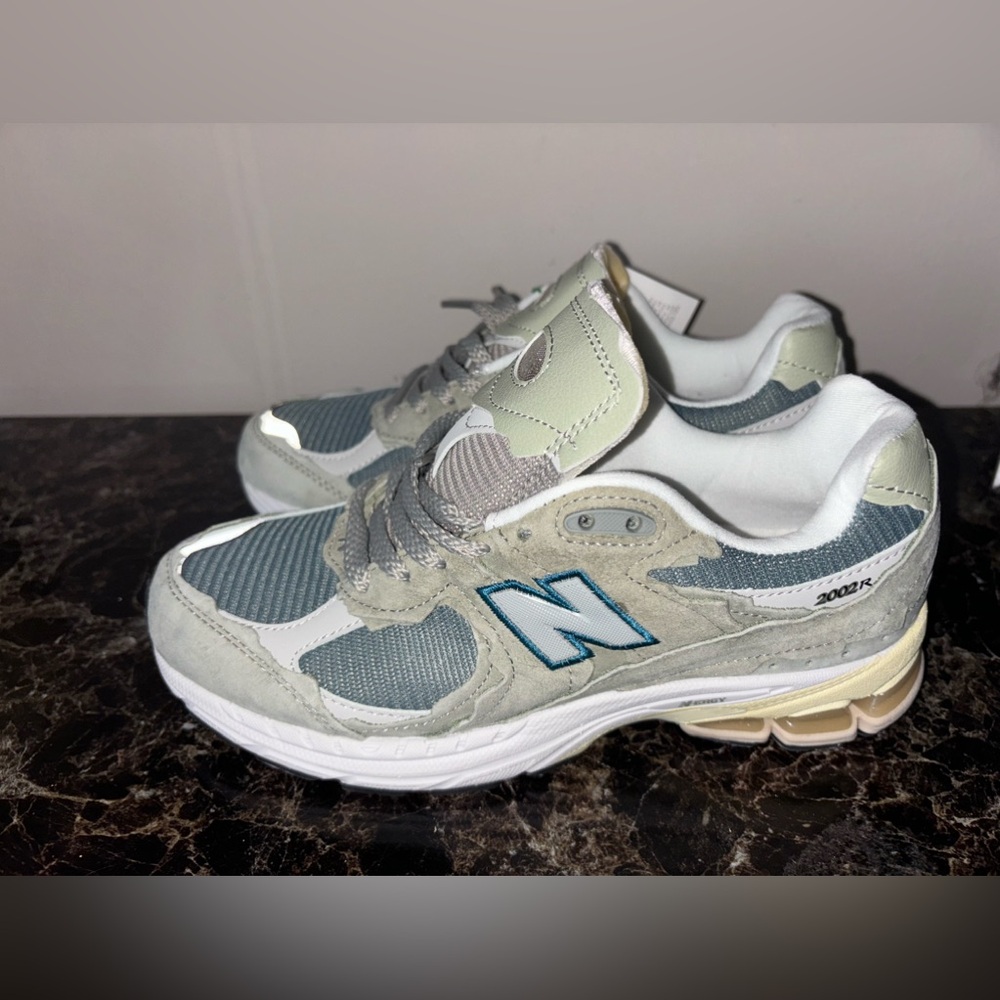 New Balance 2002R